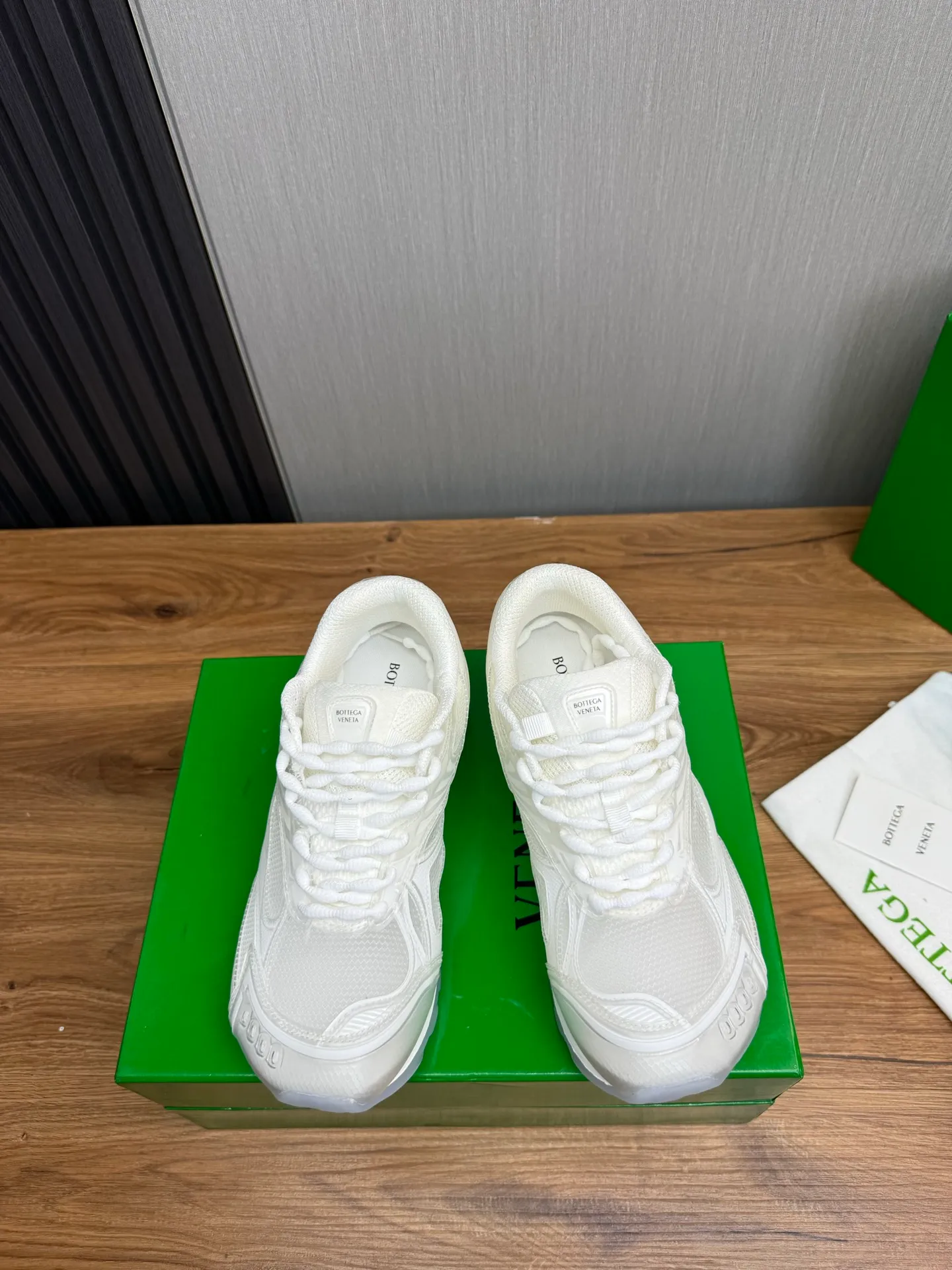 Men's men's shoes 💰620💰 BV top version 𝘽𝙊𝙏𝙏𝙀𝙂𝘼 𝙑𝙀𝙉𝙀𝙏𝘼 Orbit sneakers Wang Yibo same style couple style dad shoes 🩷💚 Runner sneakers, made of lightweight technical mesh fabric. Features a geometric patterned rubber outsole. Pay attention to the package craftsmanship ❕ High version shipping ❗️ Very nice, durable to play with and durable to make ✔️ Standard version 💯💯 The outsole is made of color-blocked TPU outsole. Women’s model 35-41 (40 41 customized) Men’s model 39-46 (45.46 customized) Equipped with original packaging